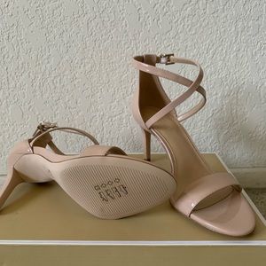 Brand NEW Michael Kors Ava Sandal sz 5